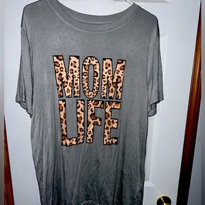 Mom Life 2X Tshirt.